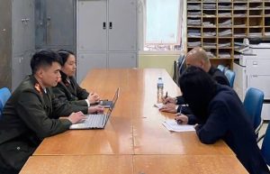 Phú Lê bị phạt vì đăng video đánh bạc